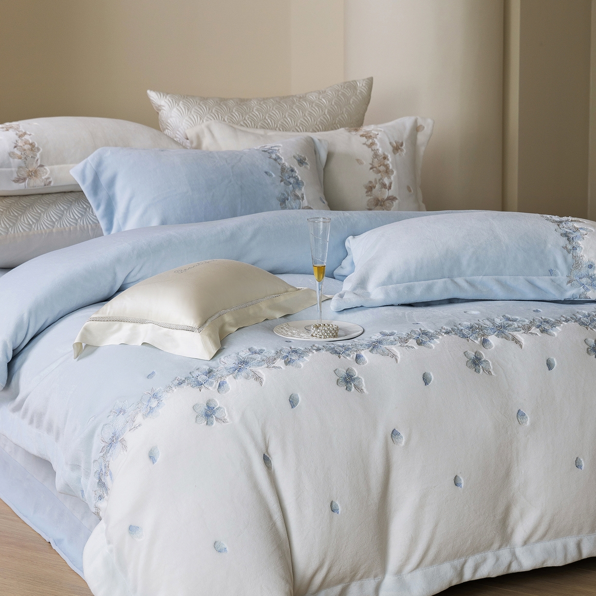 91家纺网 家纺一手货源 找家纺 佳汐蓝家纺 2025新款双色拼接刺绣全消光牛奶绒四件套-花沐语 控价：券后不低于398 绒 花沐语-蓝色