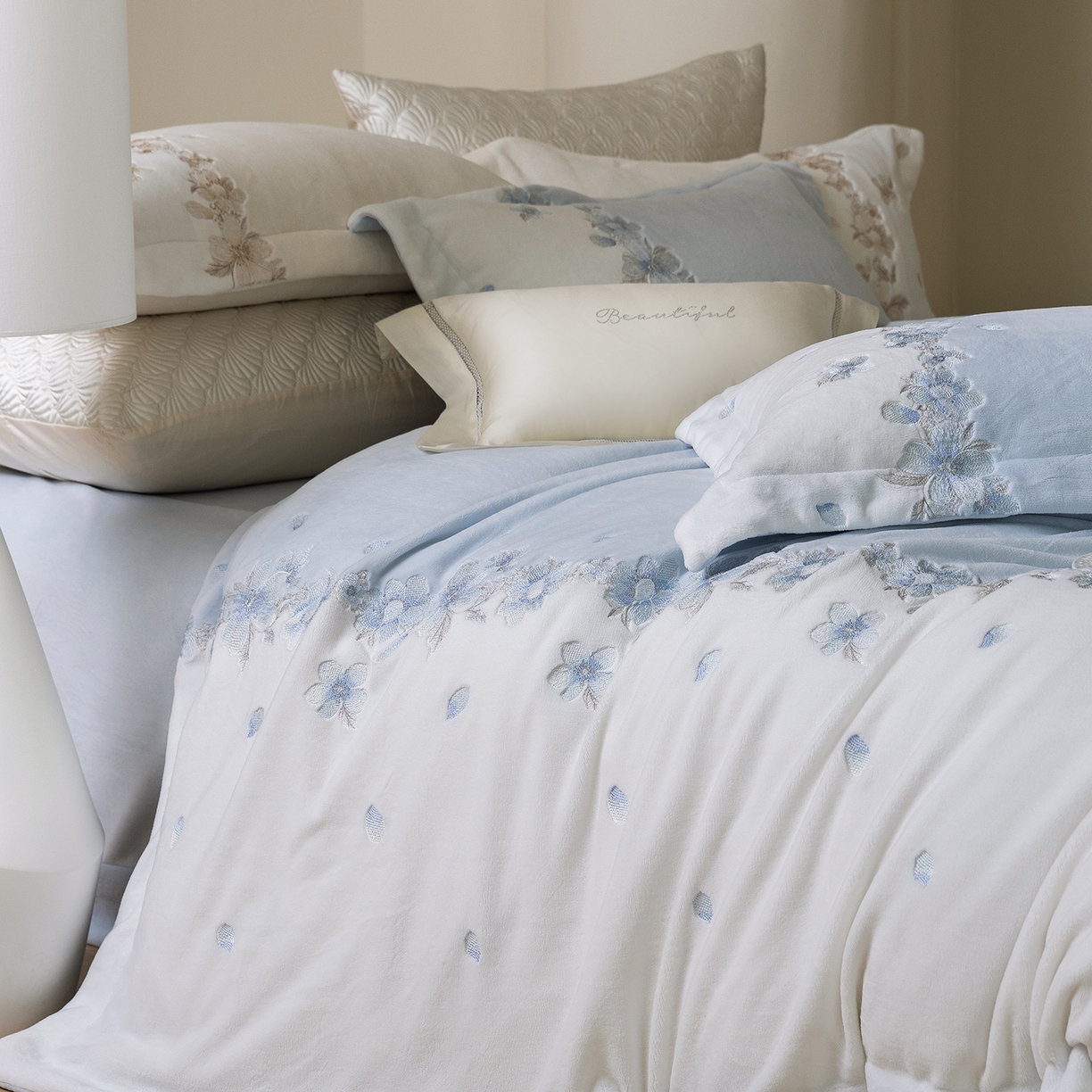 91家纺网 家纺一手货源 找家纺 佳汐蓝家纺 2025新款双色拼接刺绣全消光牛奶绒四件套-花沐语 控价：券后不低于398 绒 花沐语-蓝色