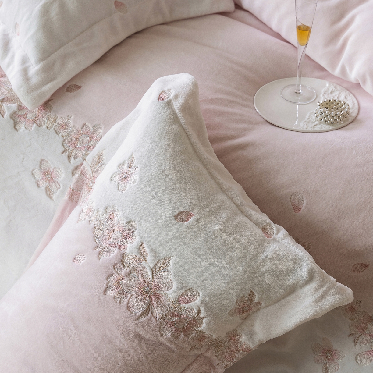 91家纺网 家纺一手货源 找家纺 佳汐蓝家纺 2025新款双色拼接刺绣全消光牛奶绒四件套-花沐语 控价：券后不低于398 绒 花沐语-粉色