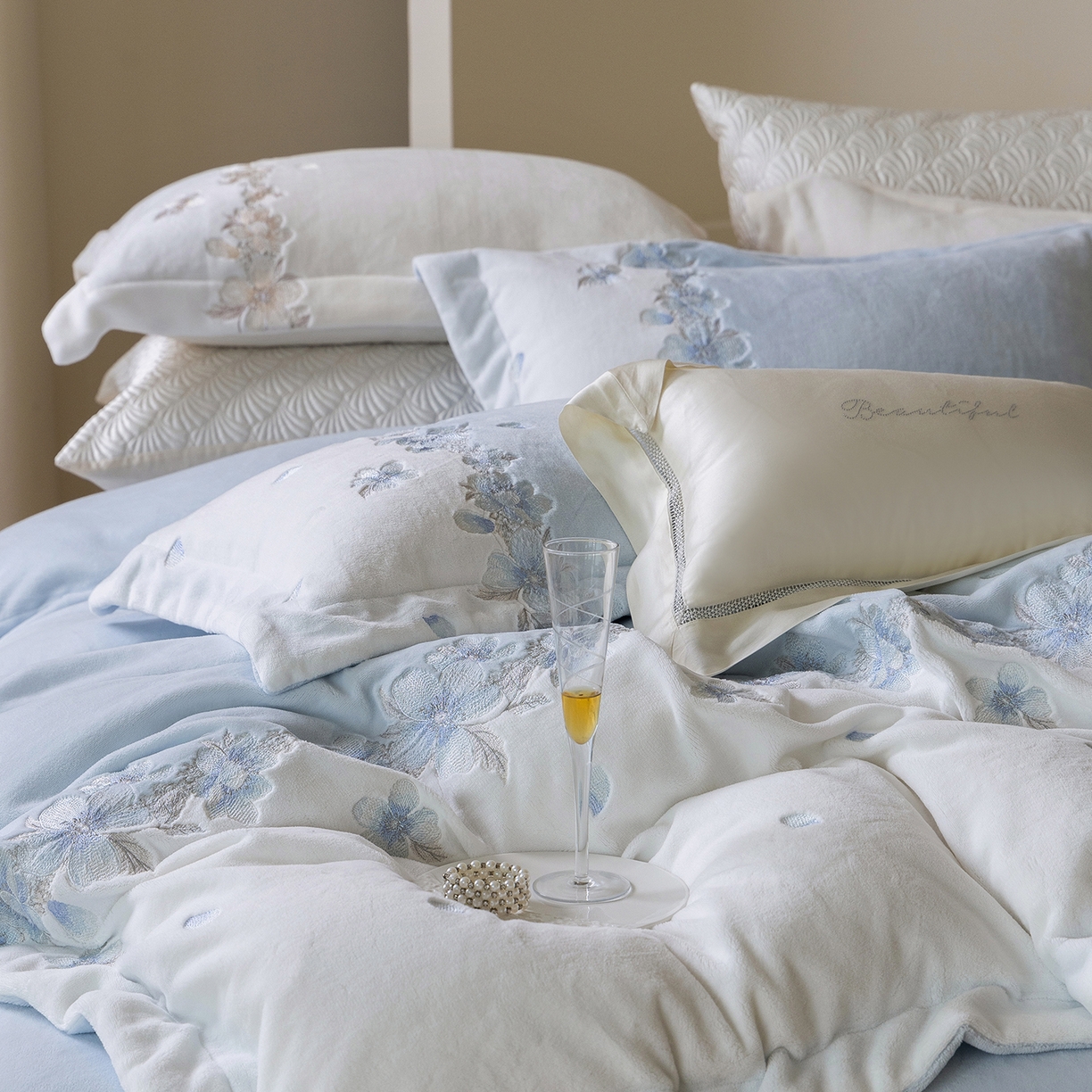 91家纺网 家纺一手货源 找家纺 佳汐蓝家纺 2025新款双色拼接刺绣全消光牛奶绒四件套-花沐语 控价：券后不低于398 绒 花沐语-蓝色