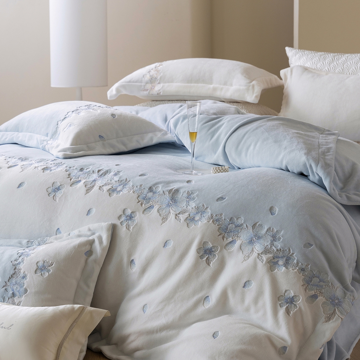 91家纺网 家纺一手货源 找家纺 佳汐蓝家纺 2025新款双色拼接刺绣全消光牛奶绒四件套-花沐语 控价：券后不低于398 绒 花沐语-蓝色