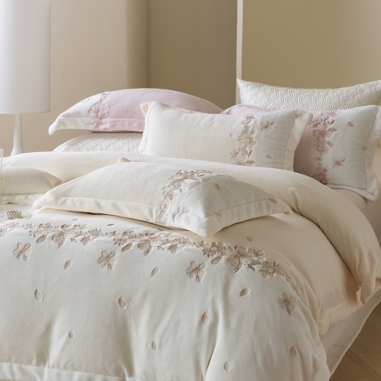 91家纺网 家纺一手货源 找家纺 佳汐蓝家纺 2025新款双色拼接刺绣全消光牛奶绒四件套-花沐语 控价：券后不低于398 绒 花沐语-米白