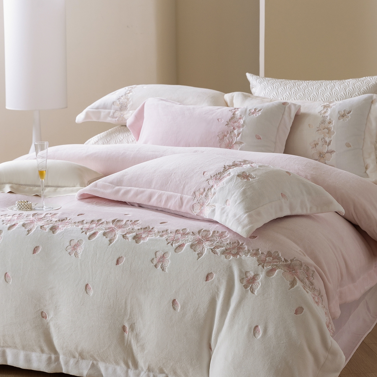 91家纺网 家纺一手货源 找家纺 （总）佳汐蓝家纺 2025新款双色拼接刺绣全消光牛奶绒四件套-花沐语 控价：券后不低于398