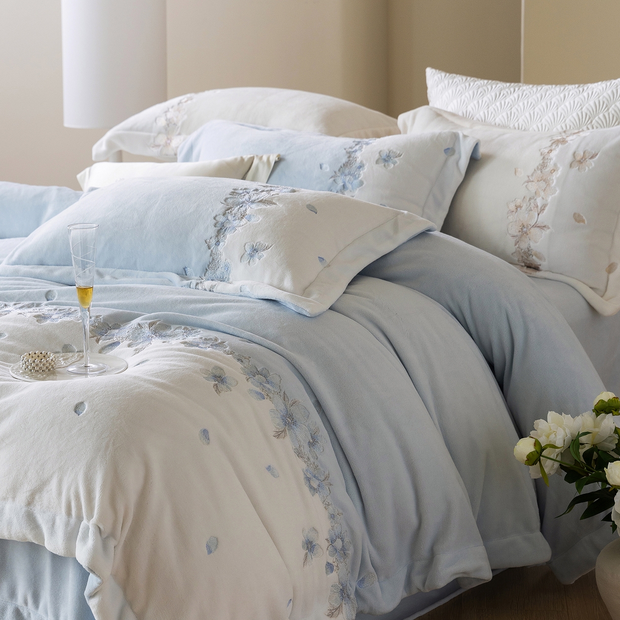 91家纺网 家纺一手货源 找家纺 佳汐蓝家纺 2025新款双色拼接刺绣全消光牛奶绒四件套-花沐语 控价：券后不低于398 绒 花沐语-蓝色