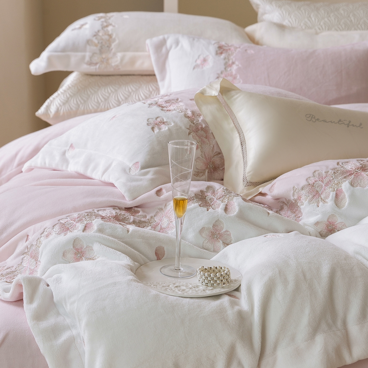 91家纺网 家纺一手货源 找家纺 佳汐蓝家纺 2025新款双色拼接刺绣全消光牛奶绒四件套-花沐语 控价：券后不低于398 绒 花沐语-粉色