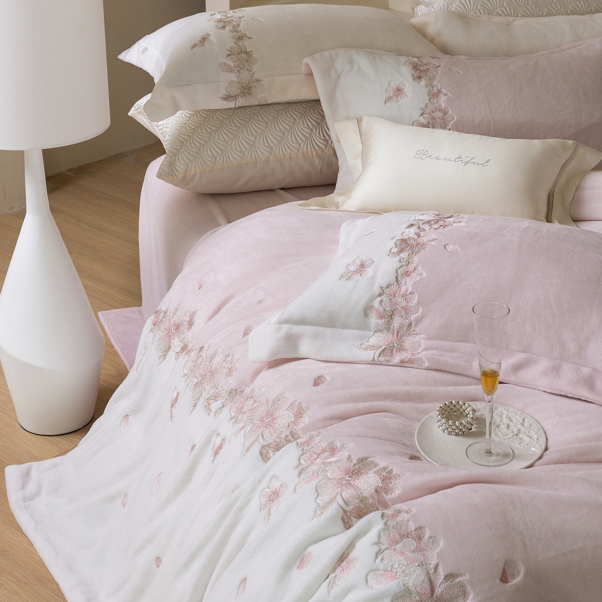 91家纺网 家纺一手货源 找家纺 佳汐蓝家纺 2025新款双色拼接刺绣全消光牛奶绒四件套-花沐语 控价：券后不低于398 绒 花沐语-粉色