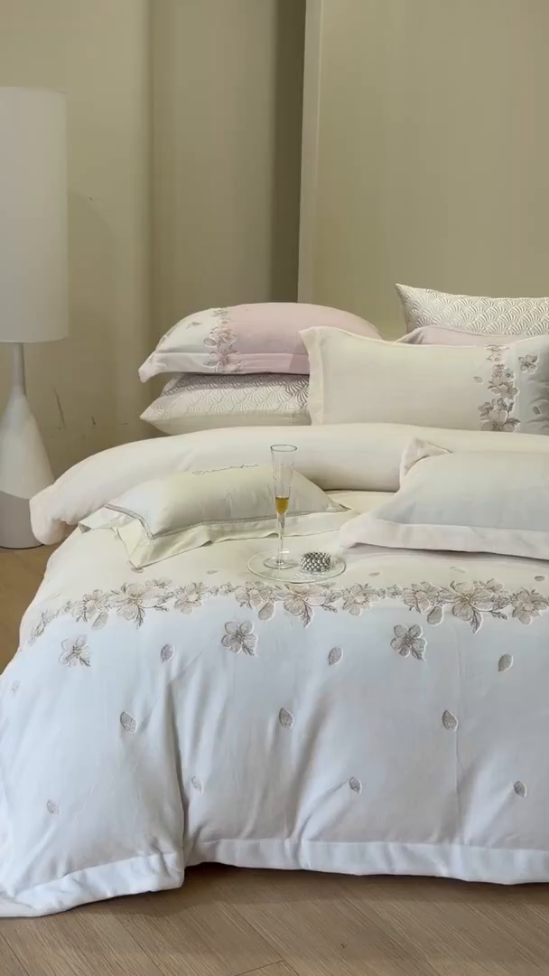 91家纺网 家纺一手货源 找家纺 佳汐蓝家纺 2025新款双色拼接刺绣全消光牛奶绒四件套-花沐语 控价：券后不低于398 绒 花沐语-米白