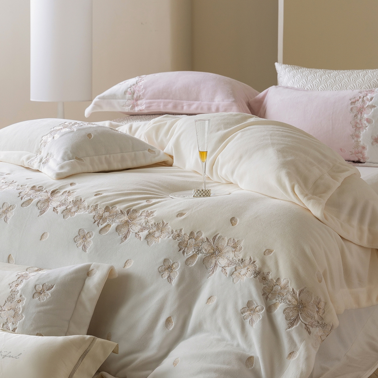 91家纺网 家纺一手货源 找家纺 佳汐蓝家纺 2025新款双色拼接刺绣全消光牛奶绒四件套-花沐语 控价：券后不低于398 绒 花沐语-米白