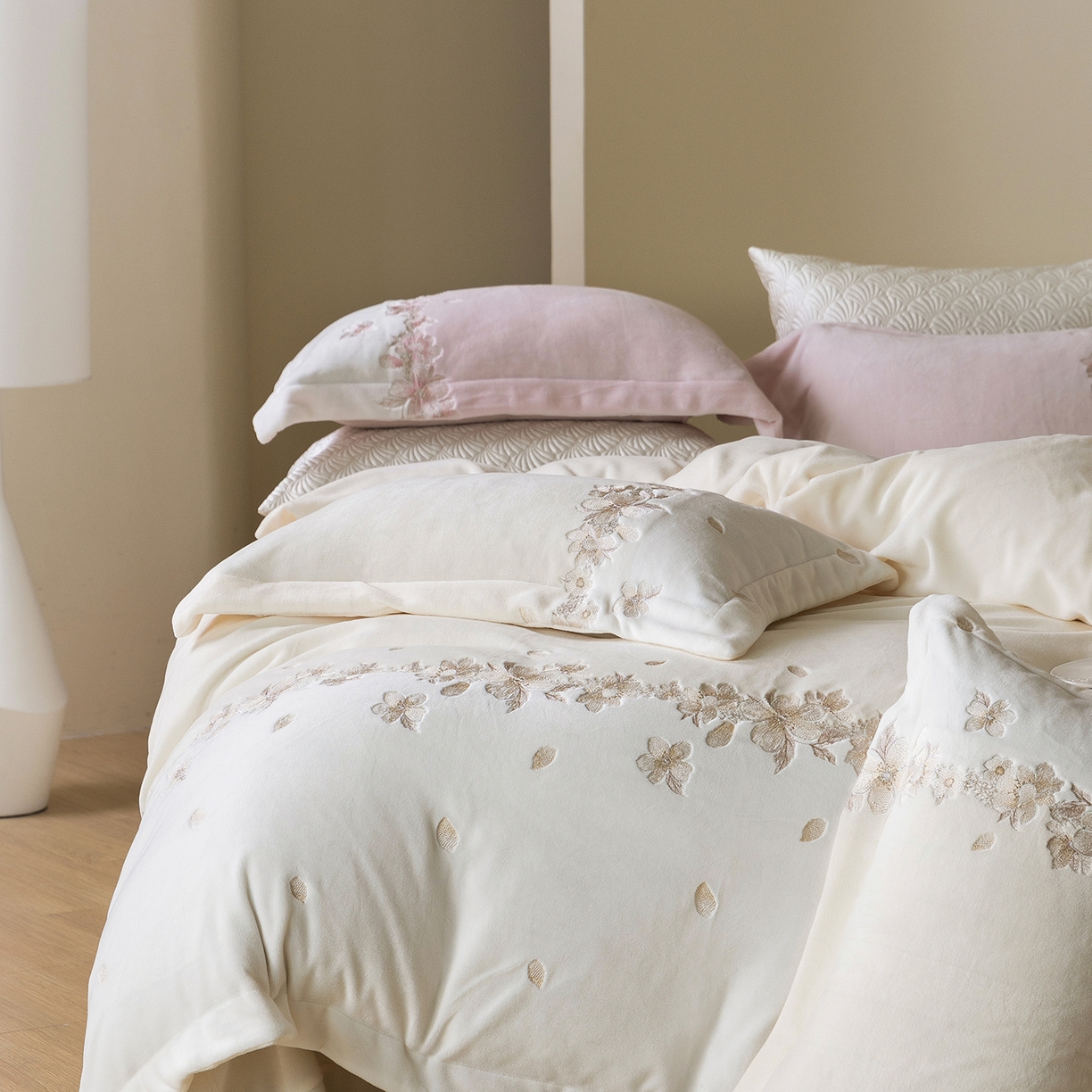 91家纺网 家纺一手货源 找家纺 佳汐蓝家纺 2025新款双色拼接刺绣全消光牛奶绒四件套-花沐语 控价：券后不低于398 绒 花沐语-米白