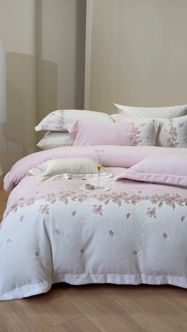 91家纺网 家纺一手货源 找家纺 佳汐蓝家纺 2025新款双色拼接刺绣全消光牛奶绒四件套-花沐语 控价：券后不低于398 绒 花沐语-粉色