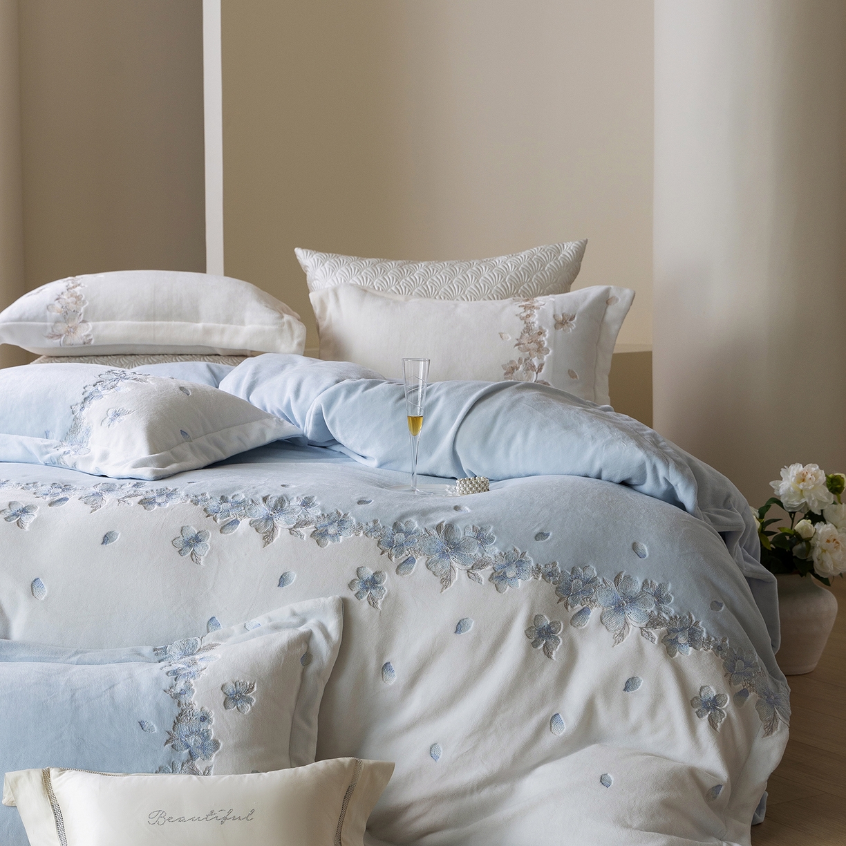 91家纺网 家纺一手货源 找家纺 佳汐蓝家纺 2025新款双色拼接刺绣全消光牛奶绒四件套-花沐语 控价：券后不低于398 绒 花沐语-蓝色