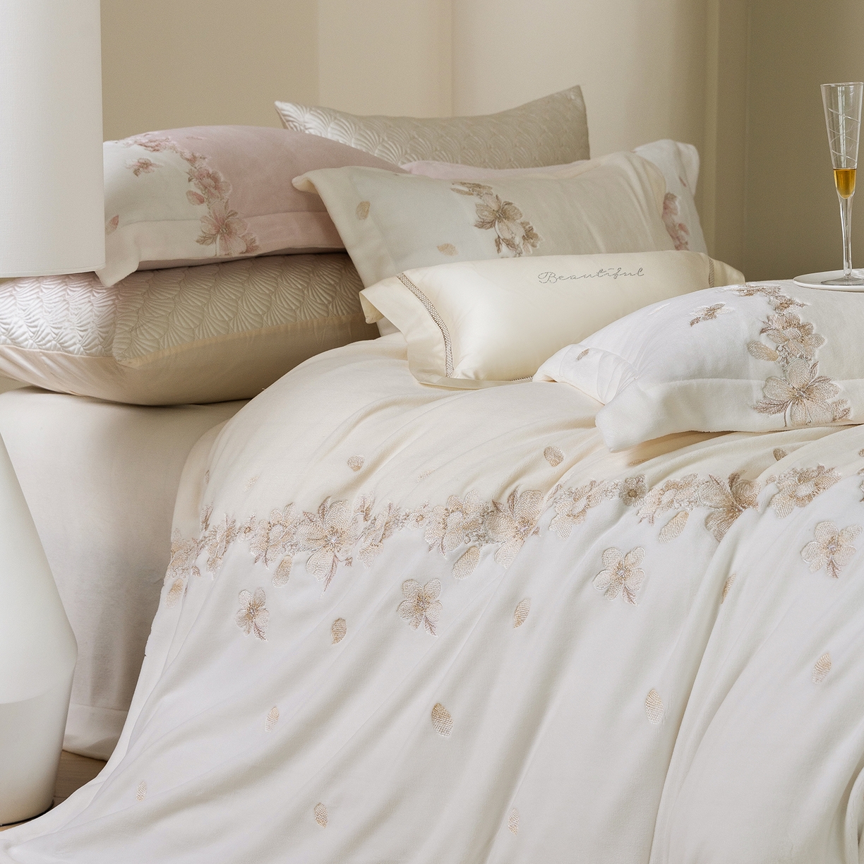 91家纺网 家纺一手货源 找家纺 佳汐蓝家纺 2025新款双色拼接刺绣全消光牛奶绒四件套-花沐语 控价：券后不低于398 绒 花沐语-米白