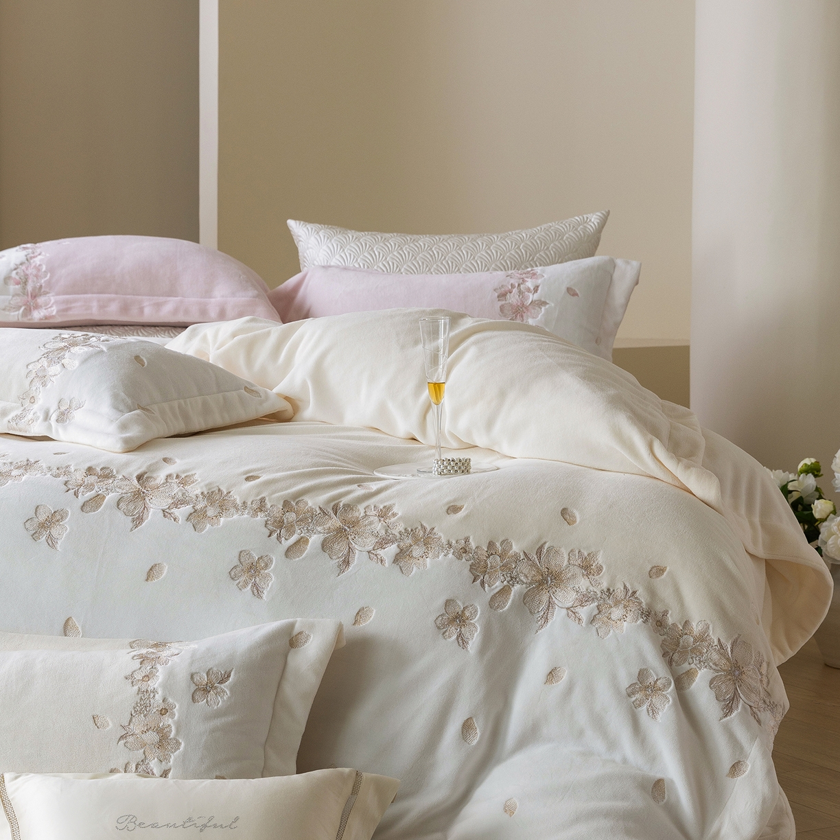 91家纺网 家纺一手货源 找家纺 佳汐蓝家纺 2025新款双色拼接刺绣全消光牛奶绒四件套-花沐语 控价：券后不低于398 绒 花沐语-米白