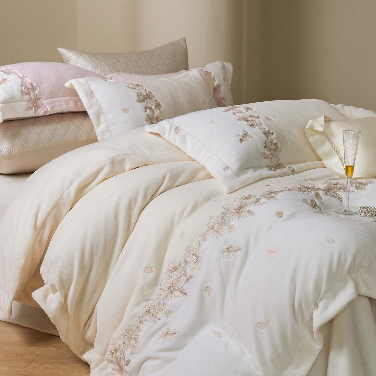 91家纺网 家纺一手货源 找家纺 佳汐蓝家纺 2025新款双色拼接刺绣全消光牛奶绒四件套-花沐语 控价：券后不低于398 绒 花沐语-米白