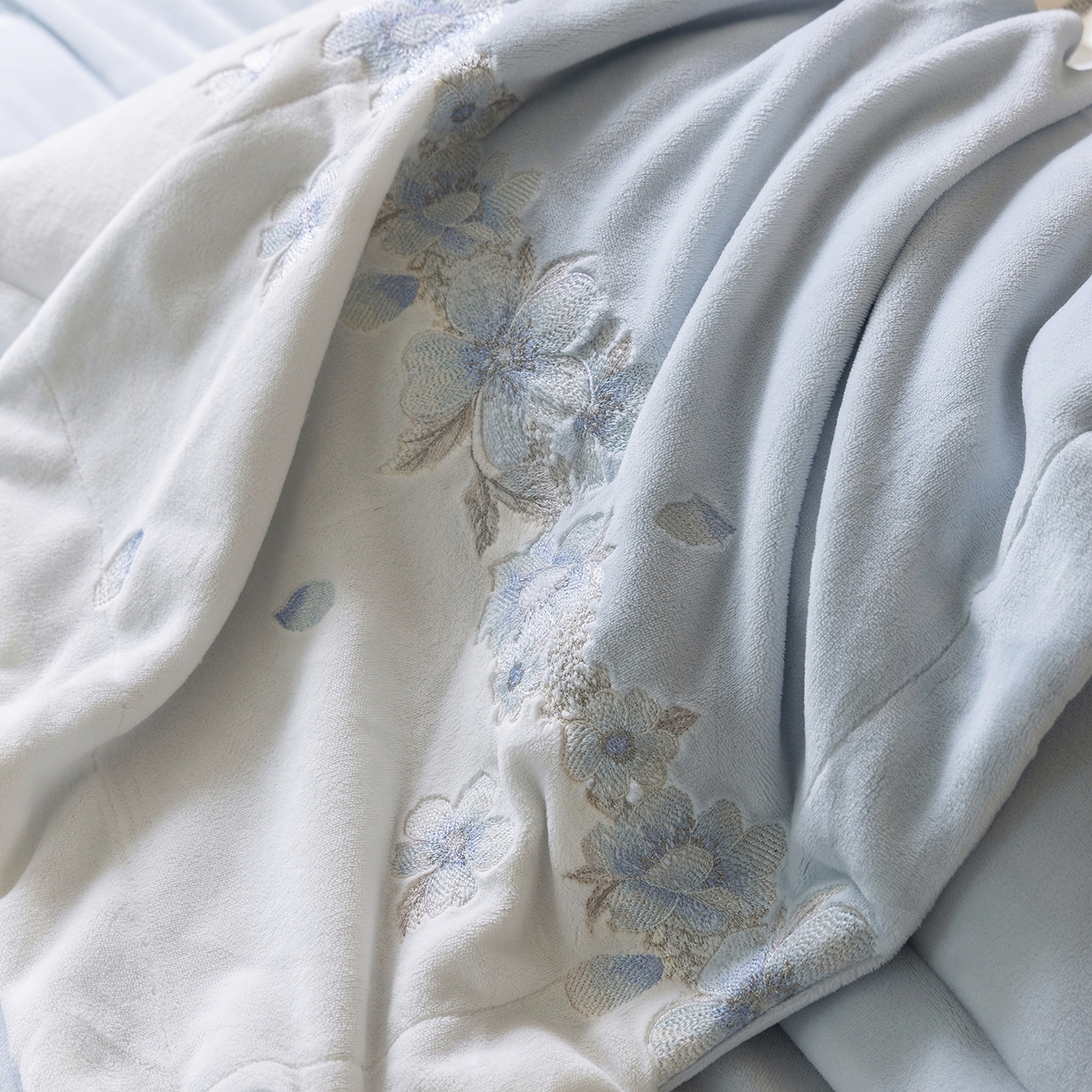 91家纺网 家纺一手货源 找家纺 佳汐蓝家纺 2025新款双色拼接刺绣全消光牛奶绒四件套-花沐语 控价：券后不低于398 绒 花沐语-蓝色