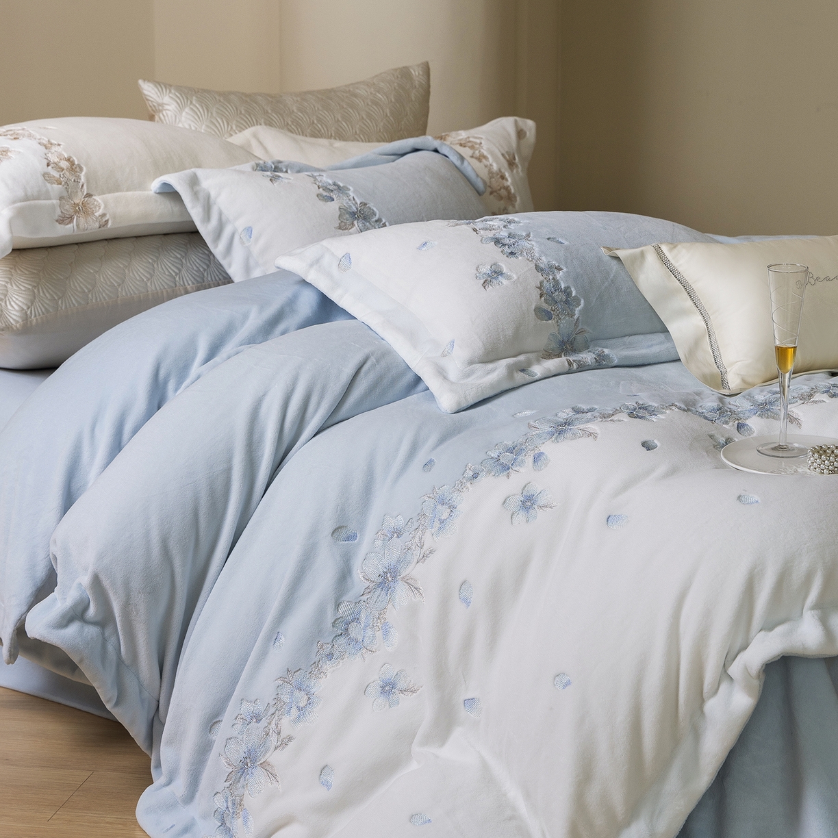 91家纺网 家纺一手货源 找家纺 佳汐蓝家纺 2025新款双色拼接刺绣全消光牛奶绒四件套-花沐语 控价：券后不低于398 绒 花沐语-蓝色