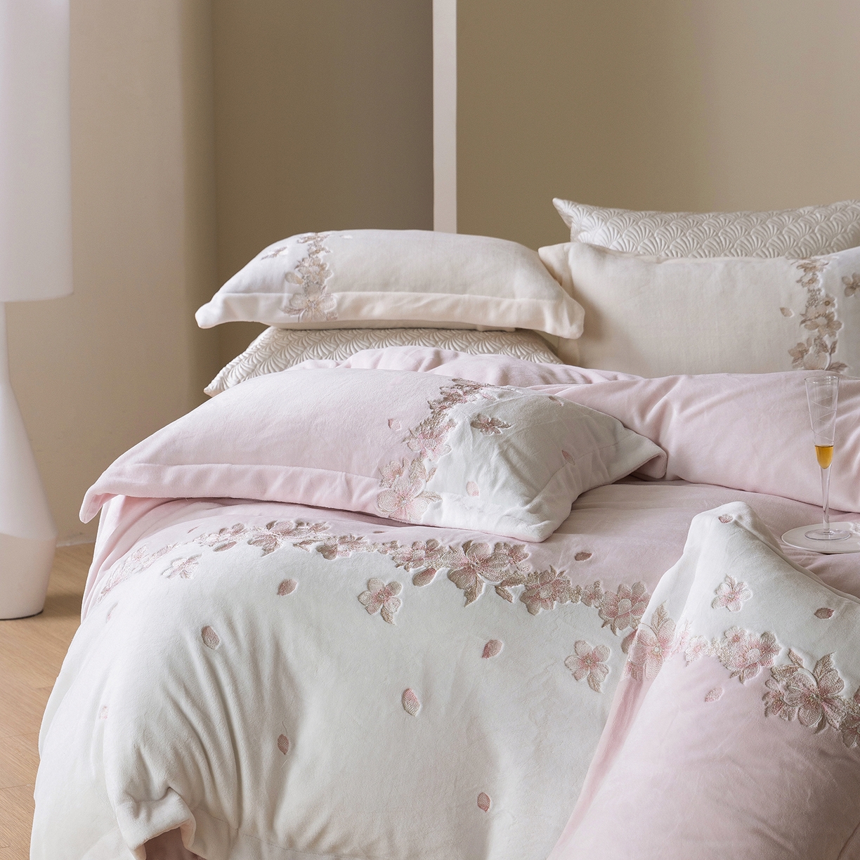 91家纺网 家纺一手货源 找家纺 佳汐蓝家纺 2025新款双色拼接刺绣全消光牛奶绒四件套-花沐语 控价：券后不低于398 绒 花沐语-粉色