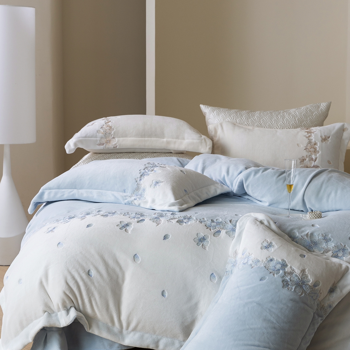 91家纺网 家纺一手货源 找家纺 佳汐蓝家纺 2025新款双色拼接刺绣全消光牛奶绒四件套-花沐语 控价：券后不低于398 绒 花沐语-蓝色