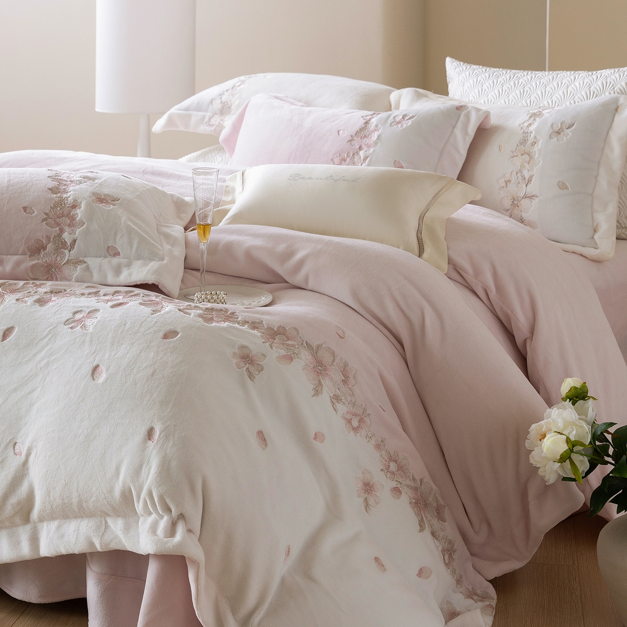 91家纺网 家纺一手货源 找家纺 （总）佳汐蓝家纺 2025新款双色拼接刺绣全消光牛奶绒四件套-花沐语 控价：券后不低于398