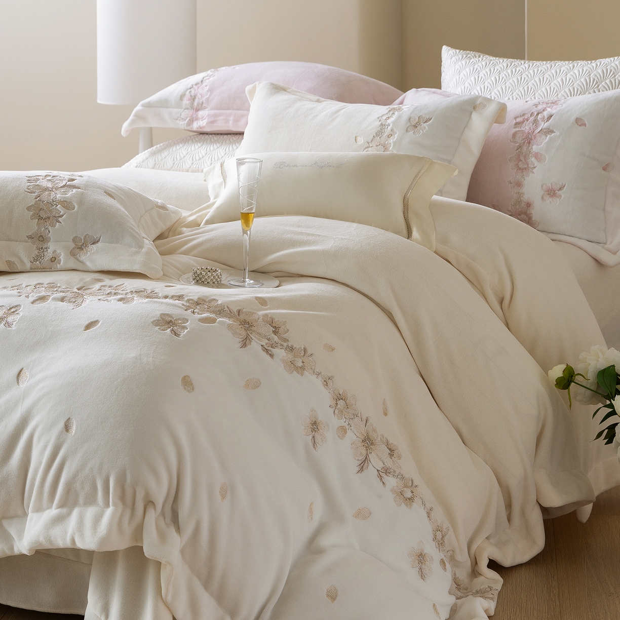 91家纺网 家纺一手货源 找家纺 佳汐蓝家纺 2025新款双色拼接刺绣全消光牛奶绒四件套-花沐语 控价：券后不低于398 绒 花沐语-米白