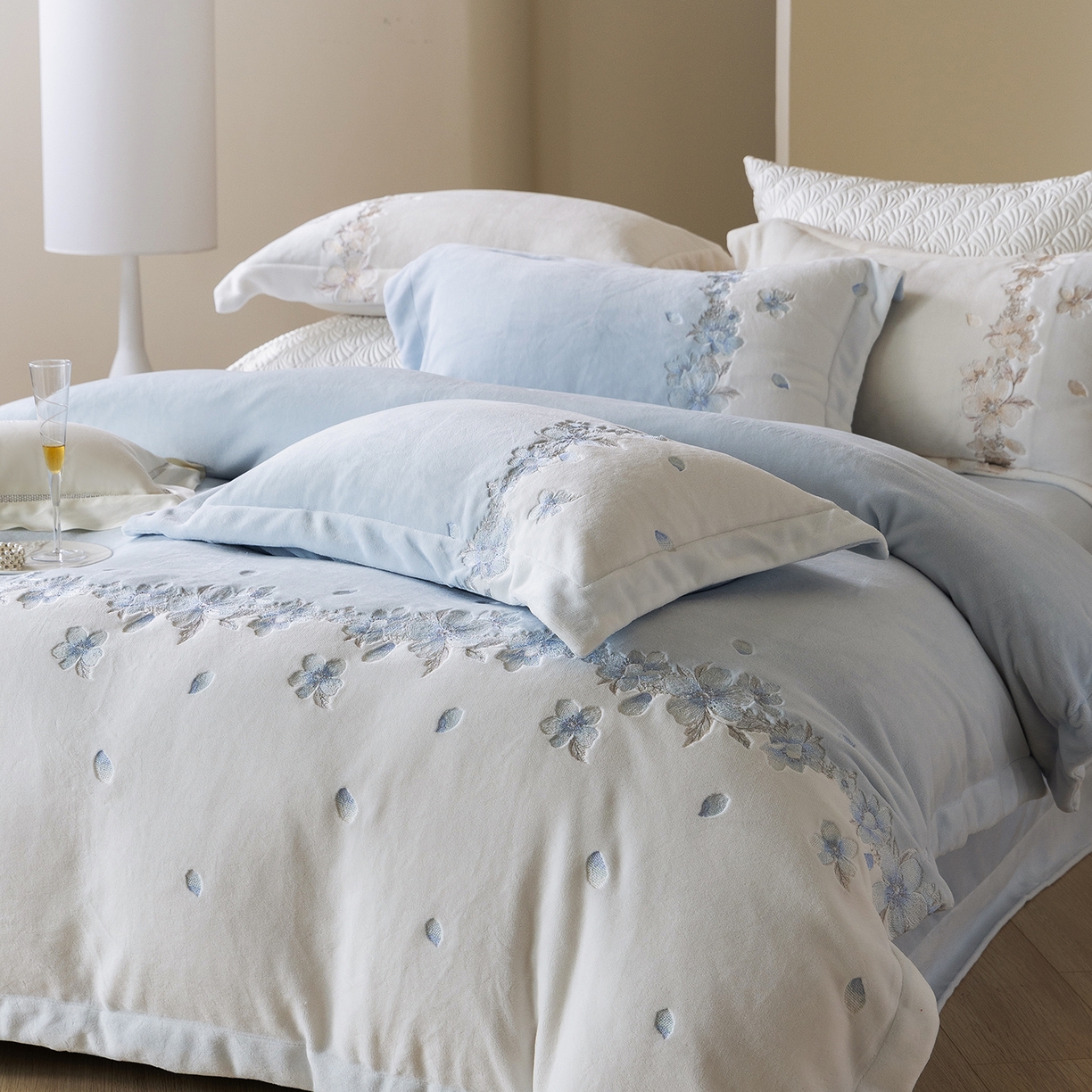 91家纺网 家纺一手货源 找家纺 佳汐蓝家纺 2025新款双色拼接刺绣全消光牛奶绒四件套-花沐语 控价：券后不低于398 绒 花沐语-蓝色