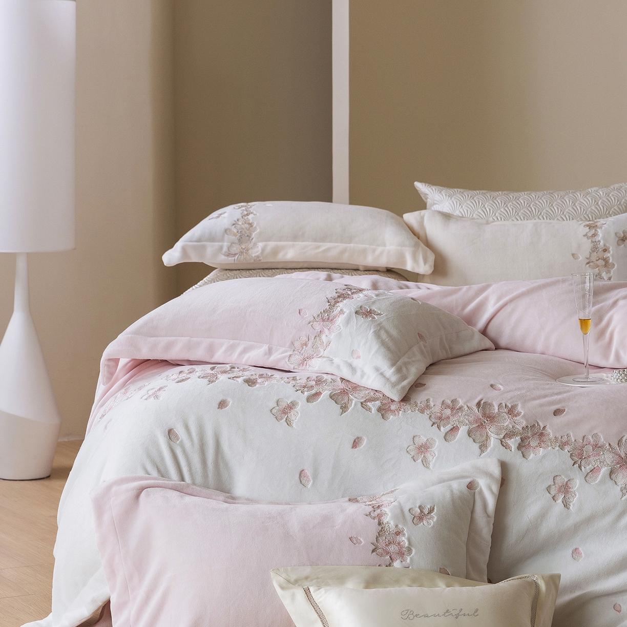 91家纺网 家纺一手货源 找家纺 佳汐蓝家纺 2025新款双色拼接刺绣全消光牛奶绒四件套-花沐语 控价：券后不低于398 绒 花沐语-粉色