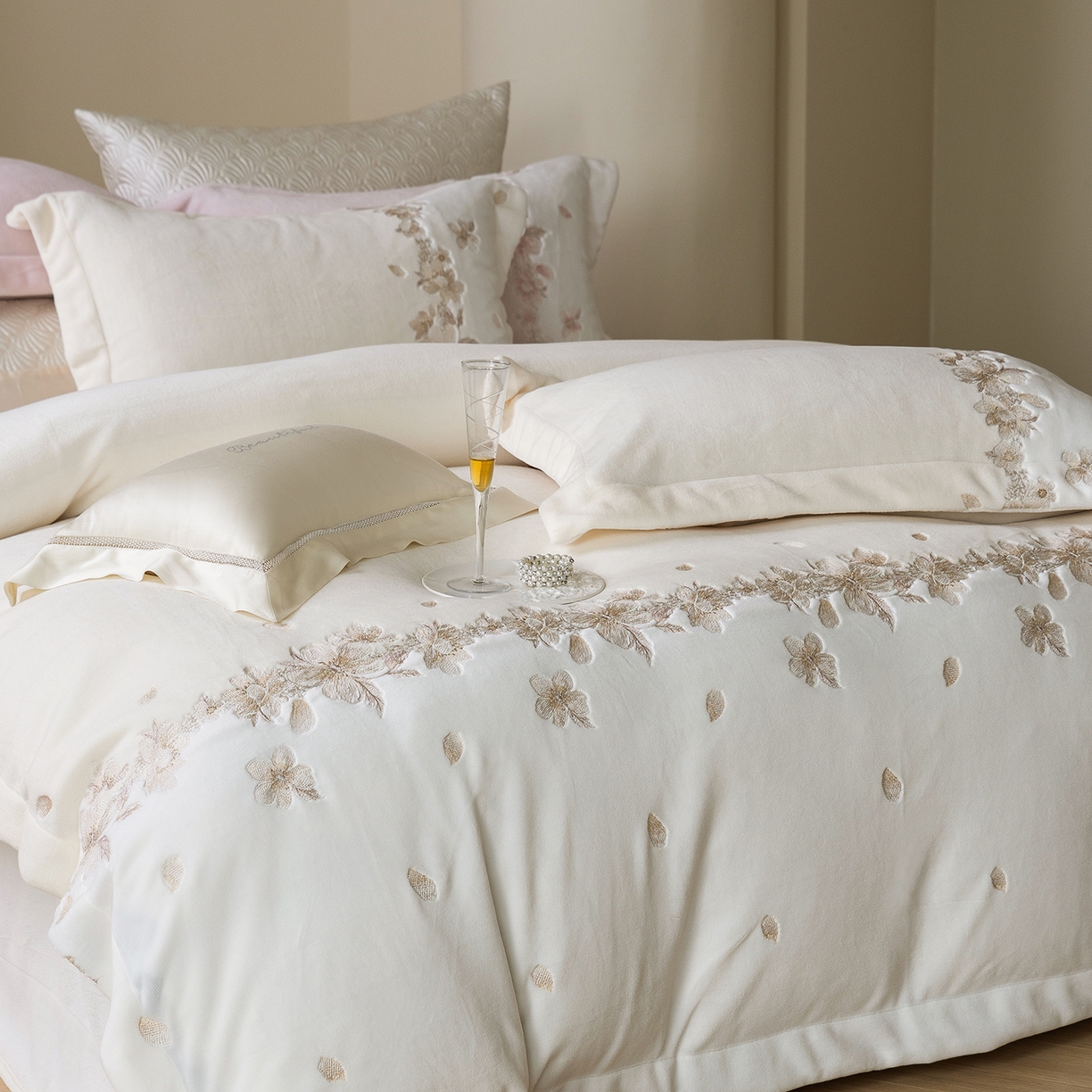 91家纺网 家纺一手货源 找家纺 佳汐蓝家纺 2025新款双色拼接刺绣全消光牛奶绒四件套-花沐语 控价：券后不低于398 绒 花沐语-米白