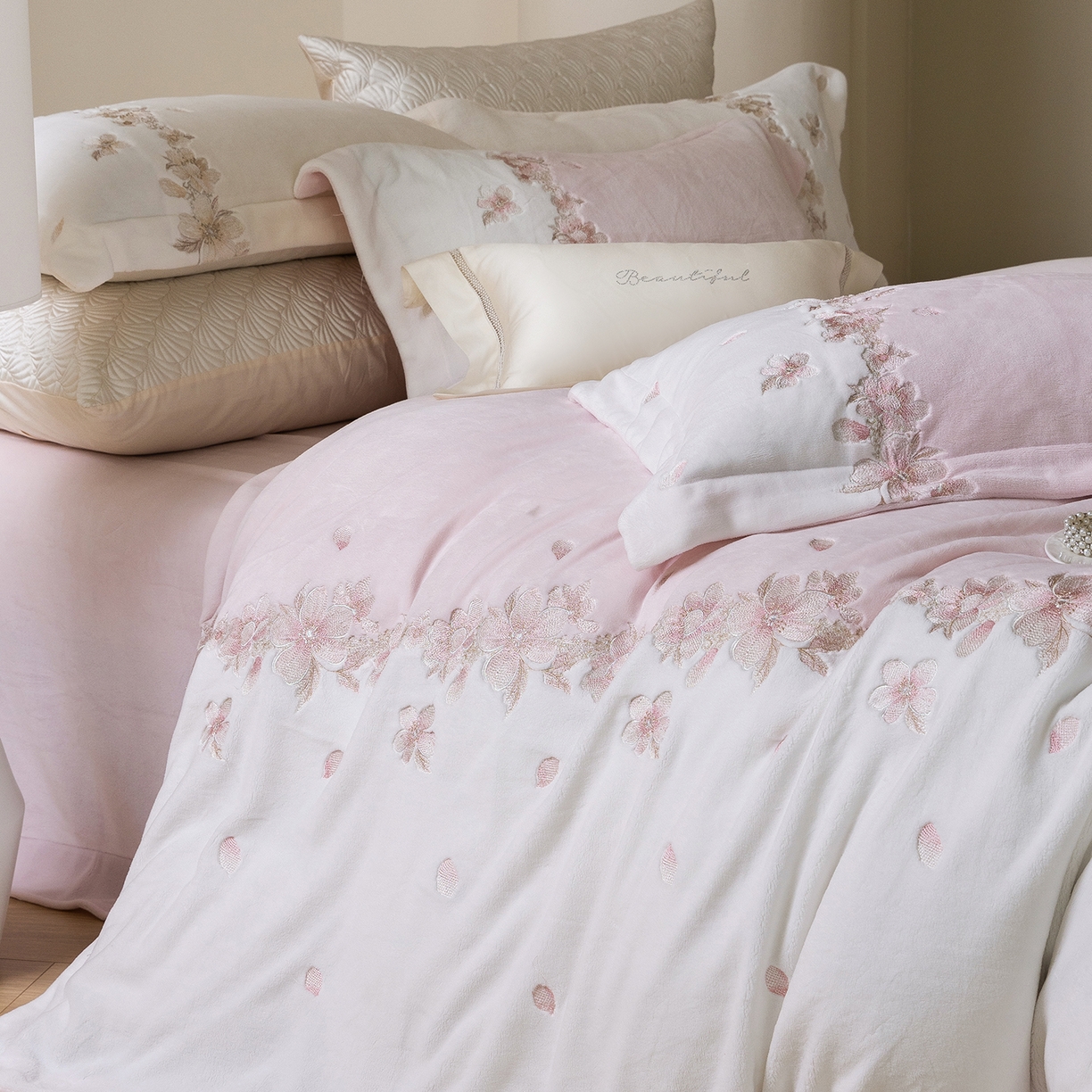 91家纺网 家纺一手货源 找家纺 （总）佳汐蓝家纺 2025新款双色拼接刺绣全消光牛奶绒四件套-花沐语 控价：券后不低于398