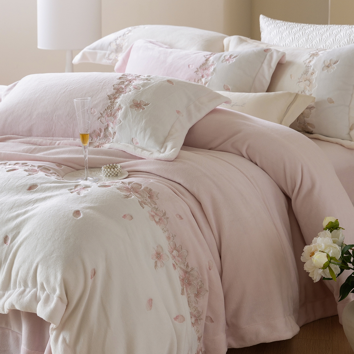 91家纺网 家纺一手货源 找家纺 佳汐蓝家纺 2025新款双色拼接刺绣全消光牛奶绒四件套-花沐语 控价：券后不低于398 绒 花沐语-粉色