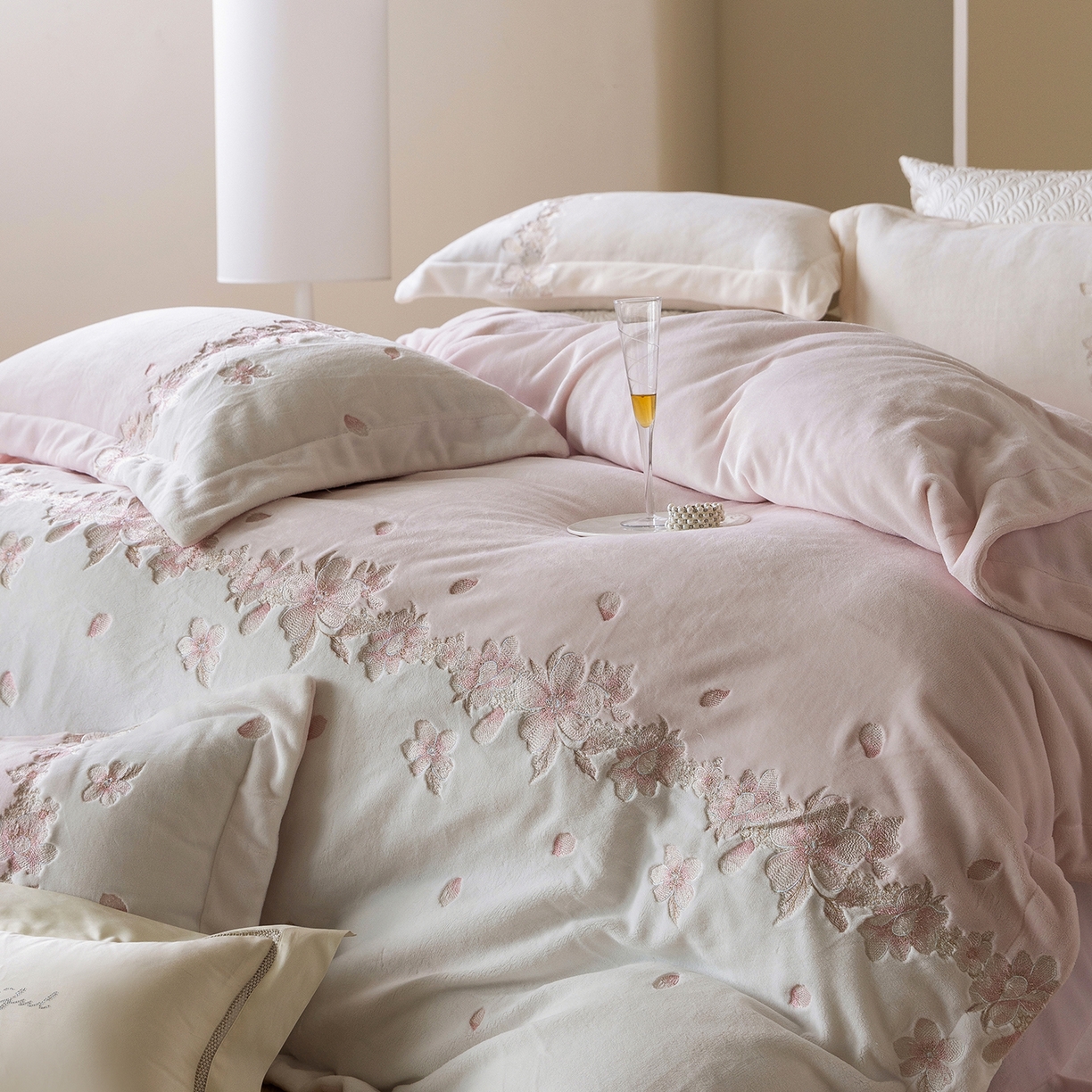 91家纺网 家纺一手货源 找家纺 （总）佳汐蓝家纺 2025新款双色拼接刺绣全消光牛奶绒四件套-花沐语 控价：券后不低于398