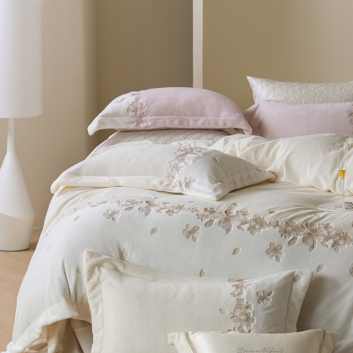 91家纺网 家纺一手货源 找家纺 佳汐蓝家纺 2025新款双色拼接刺绣全消光牛奶绒四件套-花沐语 控价：券后不低于398 绒 花沐语-米白