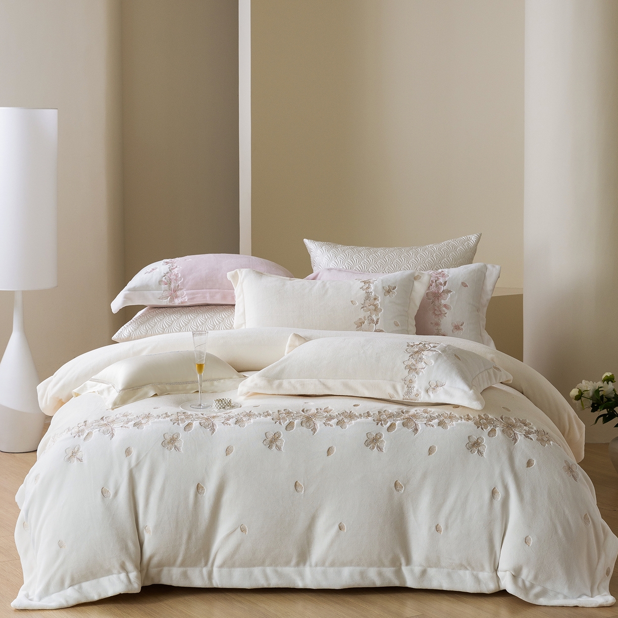 佳汐蓝家纺 2025新款双色拼接刺绣全消光牛奶绒四件套-花沐语 控价：券后不低于398 绒 花沐语-米白