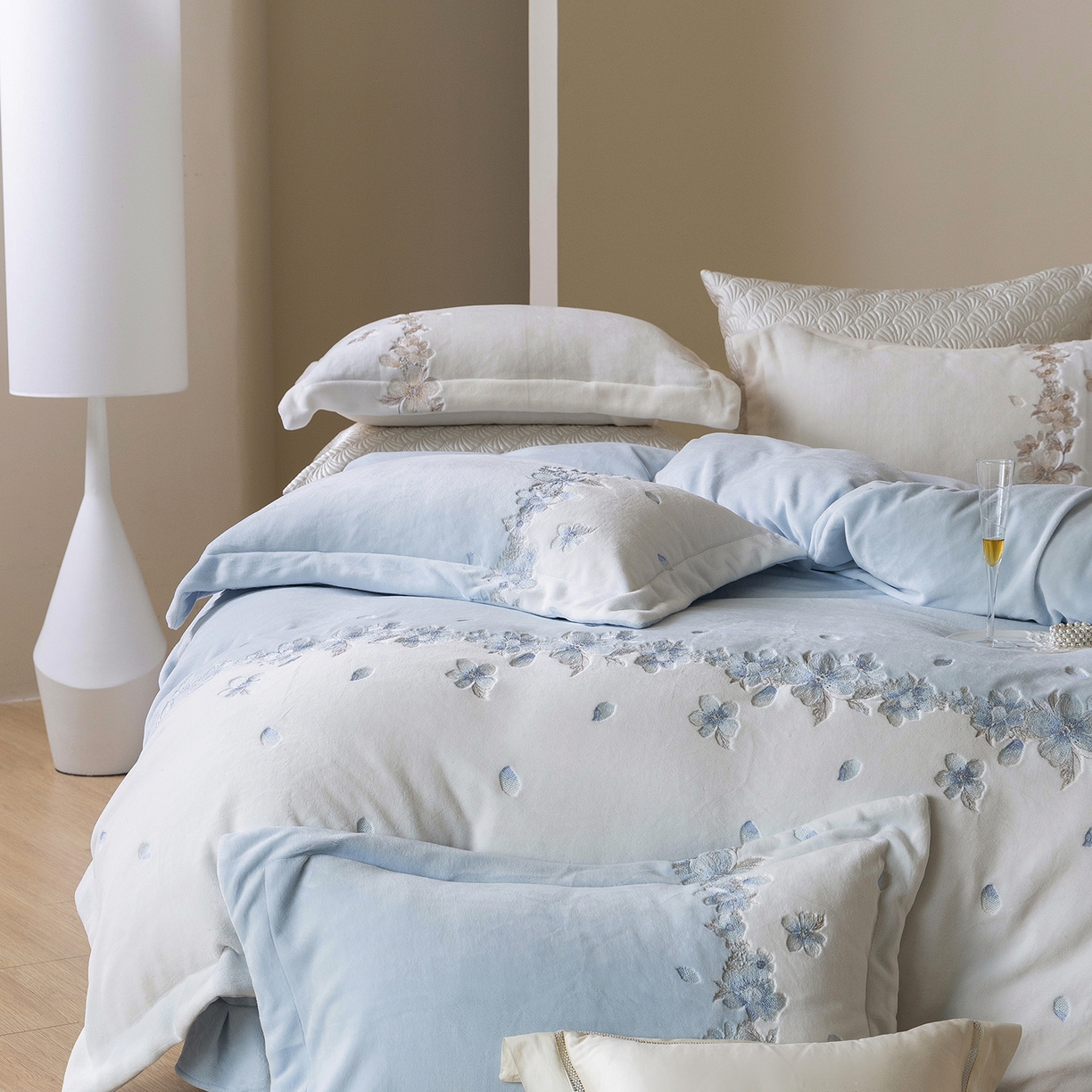 91家纺网 家纺一手货源 找家纺 佳汐蓝家纺 2025新款双色拼接刺绣全消光牛奶绒四件套-花沐语 控价：券后不低于398 绒 花沐语-蓝色