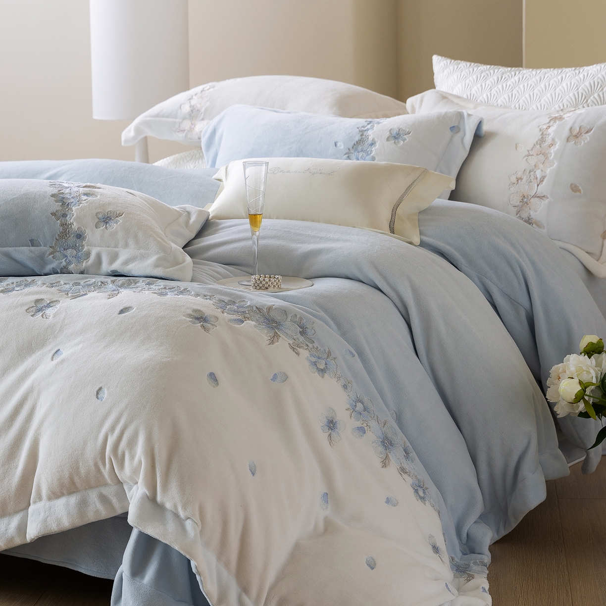 91家纺网 家纺一手货源 找家纺 佳汐蓝家纺 2025新款双色拼接刺绣全消光牛奶绒四件套-花沐语 控价：券后不低于398 绒 花沐语-蓝色