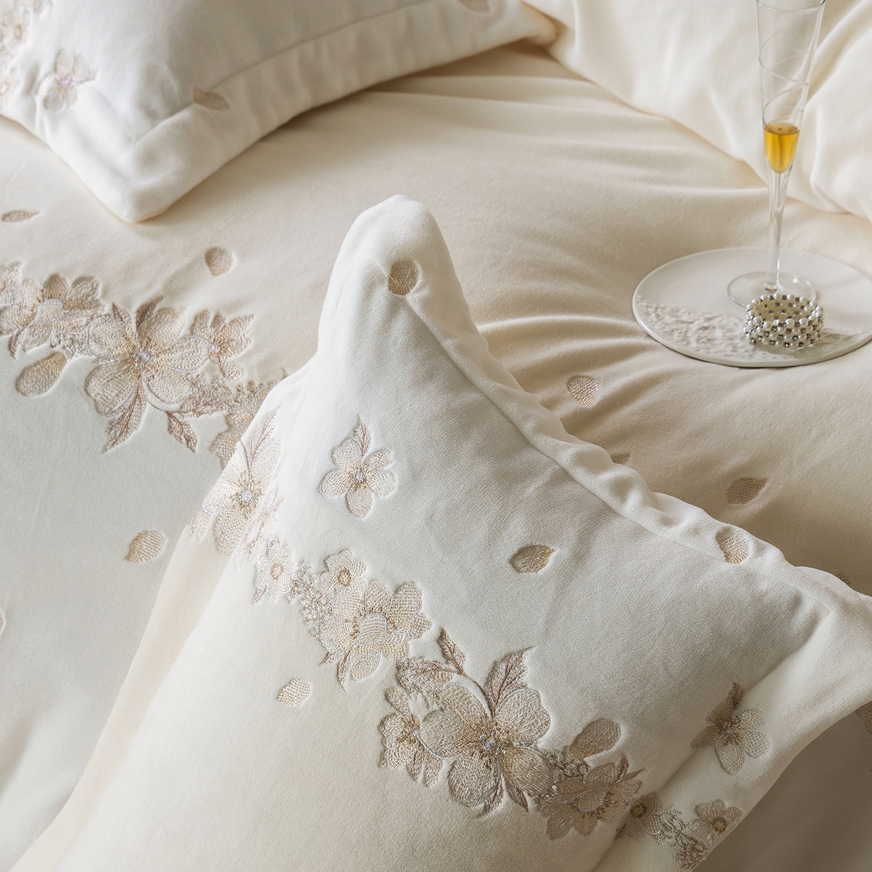 91家纺网 家纺一手货源 找家纺 佳汐蓝家纺 2025新款双色拼接刺绣全消光牛奶绒四件套-花沐语 控价：券后不低于398 绒 花沐语-米白