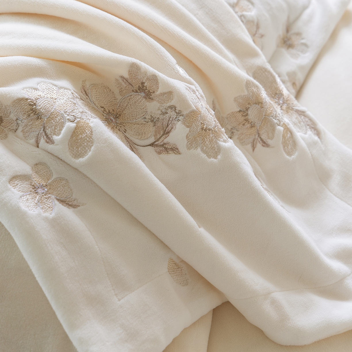 91家纺网 家纺一手货源 找家纺 佳汐蓝家纺 2025新款双色拼接刺绣全消光牛奶绒四件套-花沐语 控价：券后不低于398 绒 花沐语-米白