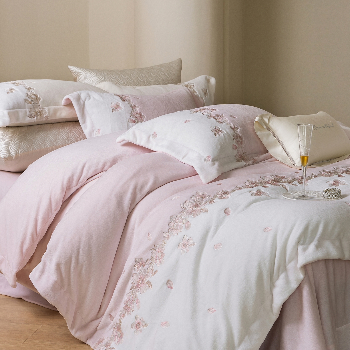 91家纺网 家纺一手货源 找家纺 （总）佳汐蓝家纺 2025新款双色拼接刺绣全消光牛奶绒四件套-花沐语 控价：券后不低于398