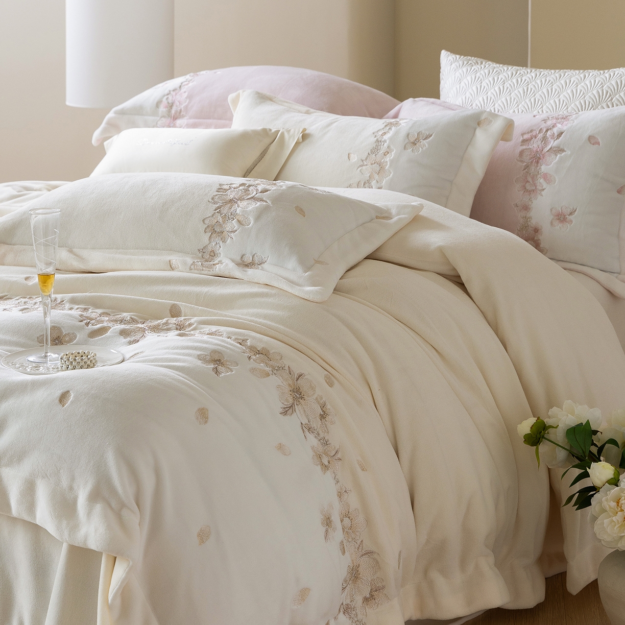 91家纺网 家纺一手货源 找家纺 佳汐蓝家纺 2025新款双色拼接刺绣全消光牛奶绒四件套-花沐语 控价：券后不低于398 绒 花沐语-米白