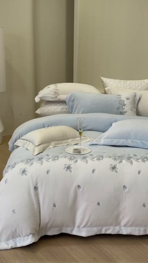 91家纺网 家纺一手货源 找家纺 佳汐蓝家纺 2025新款双色拼接刺绣全消光牛奶绒四件套-花沐语 控价：券后不低于398 绒 花沐语-蓝色