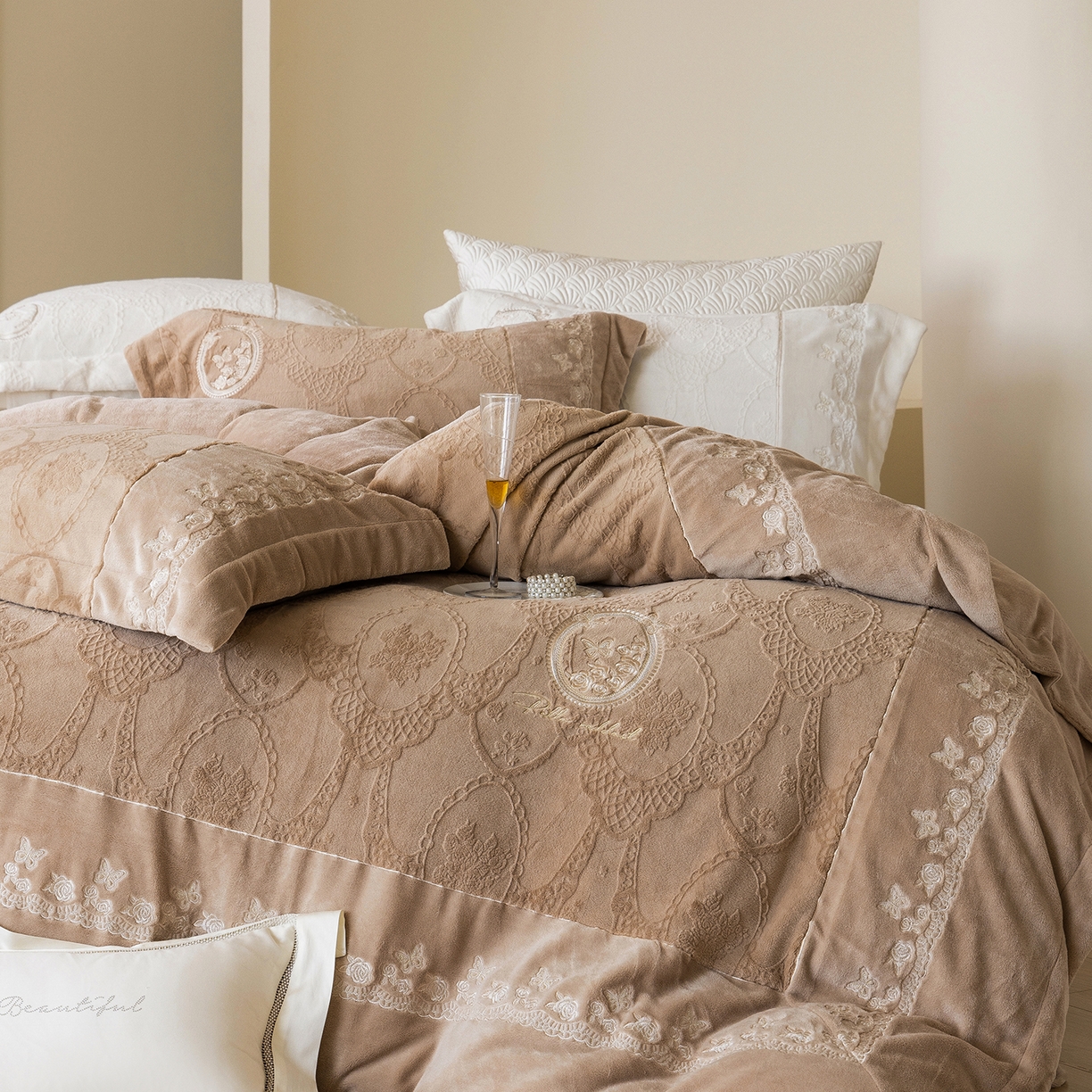 91家纺网 家纺一手货源 找家纺 佳汐蓝家纺 2025新款双色拼接刺绣全消光牛奶绒四件套-翩然入梦 控价：券后不低于398 翩然入梦-咖色