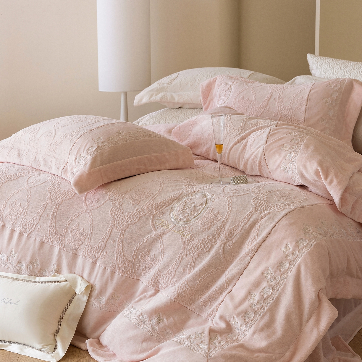 91家纺网 家纺一手货源 找家纺 （总）佳汐蓝家纺 2025新款双色拼接刺绣全消光牛奶绒四件套-翩然入梦 控价：券后不低于398