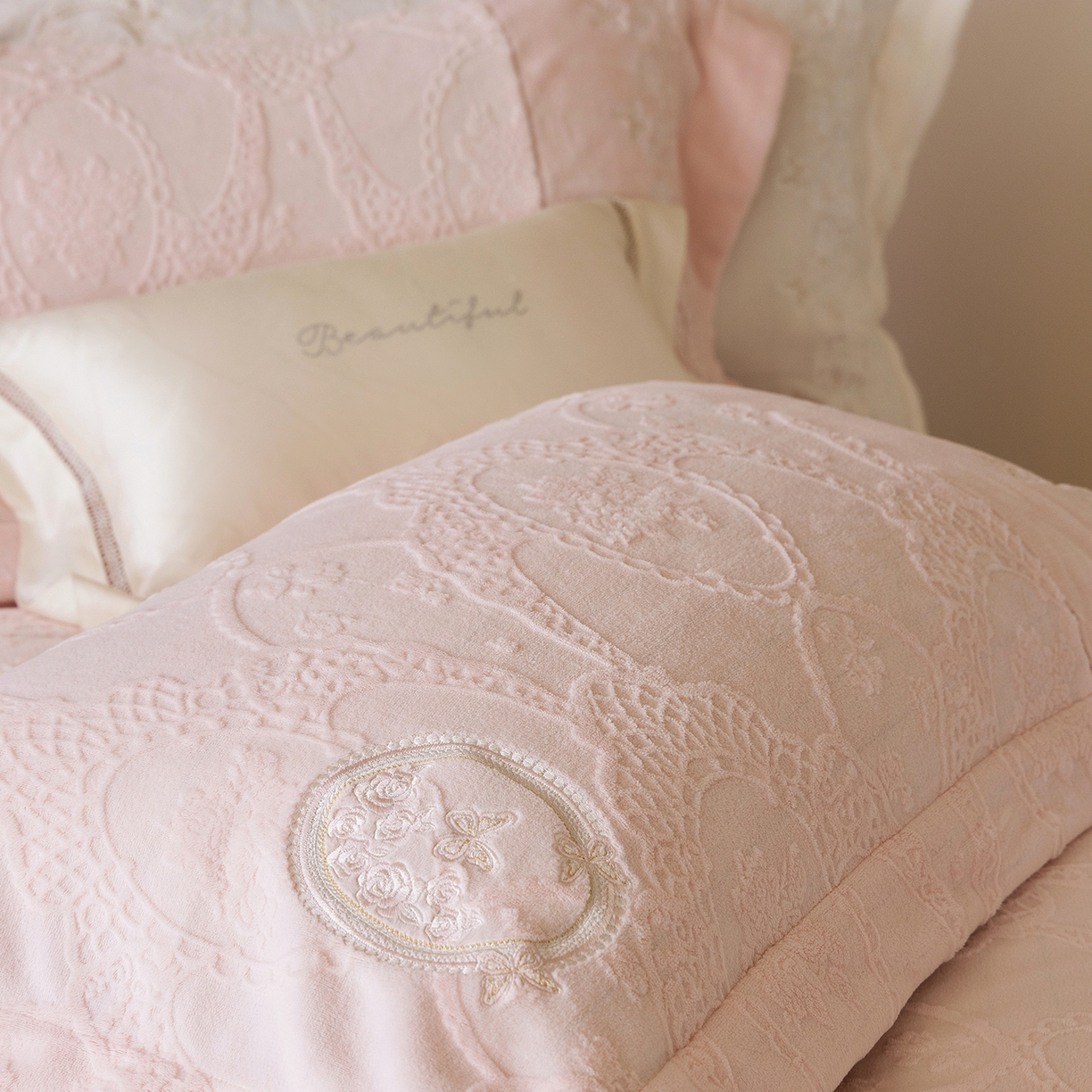 91家纺网 家纺一手货源 找家纺 （总）佳汐蓝家纺 2025新款双色拼接刺绣全消光牛奶绒四件套-翩然入梦 控价：券后不低于398