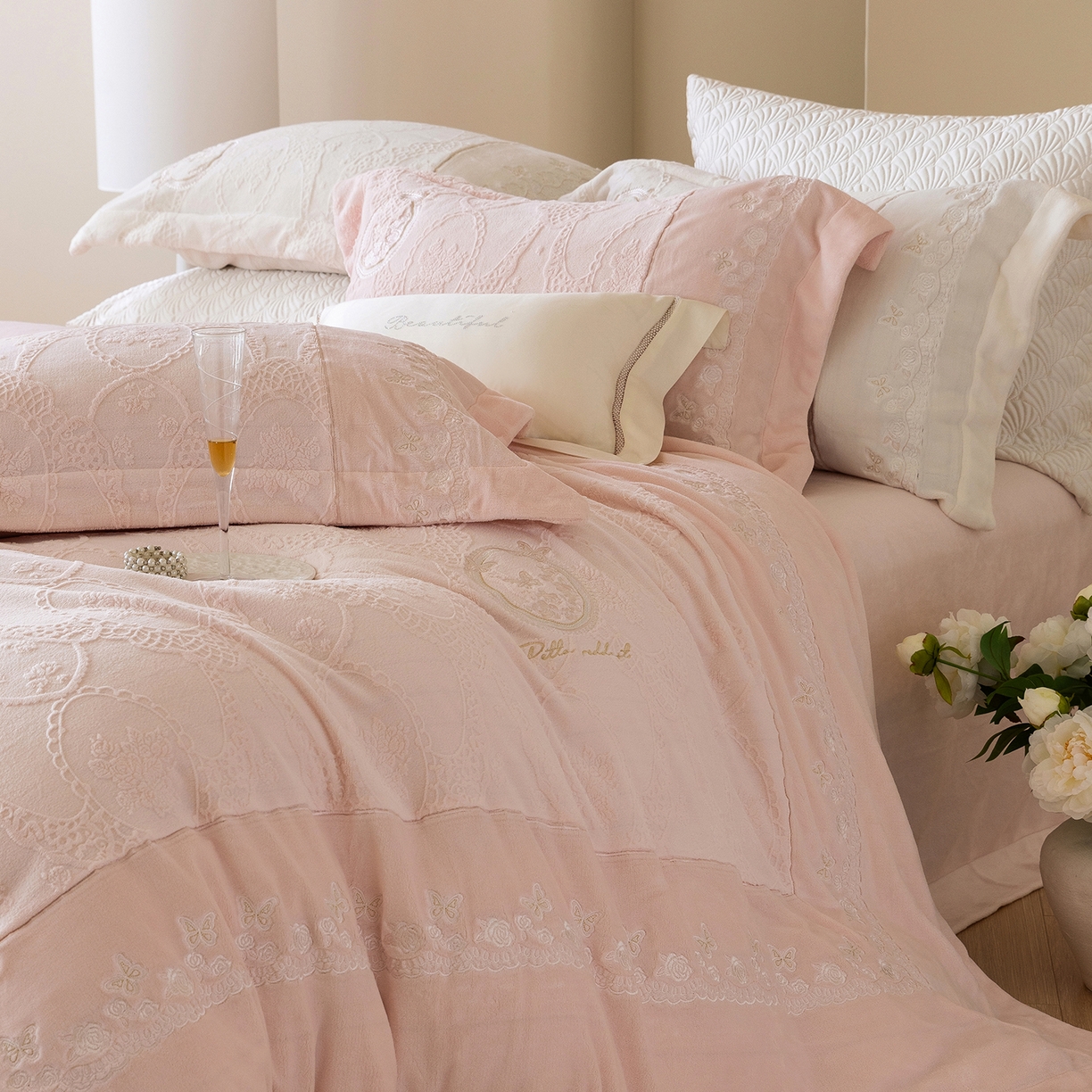 91家纺网 家纺一手货源 找家纺 （总）佳汐蓝家纺 2025新款双色拼接刺绣全消光牛奶绒四件套-翩然入梦 控价：券后不低于398