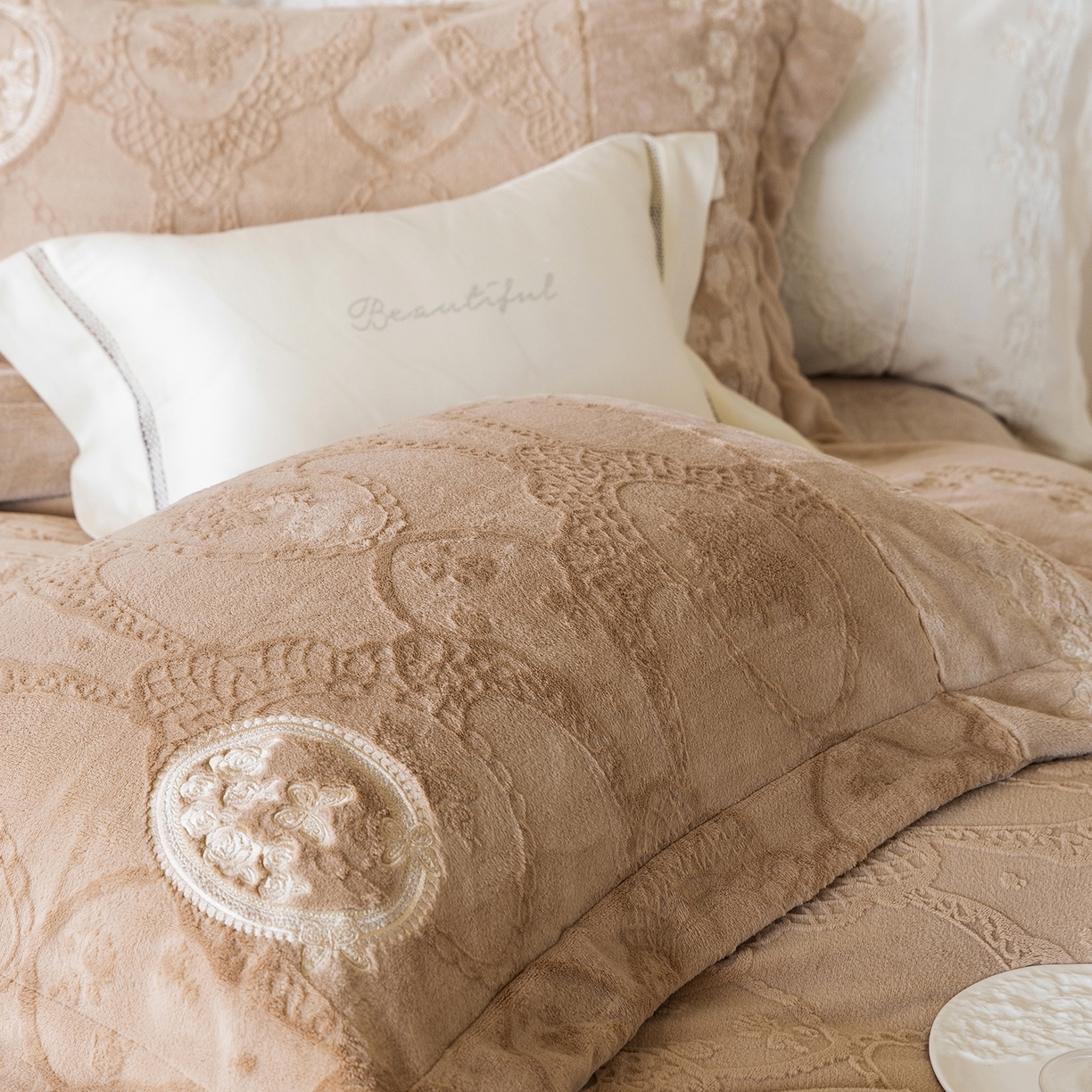 91家纺网 家纺一手货源 找家纺 佳汐蓝家纺 2025新款双色拼接刺绣全消光牛奶绒四件套-翩然入梦 控价：券后不低于398 翩然入梦-咖色