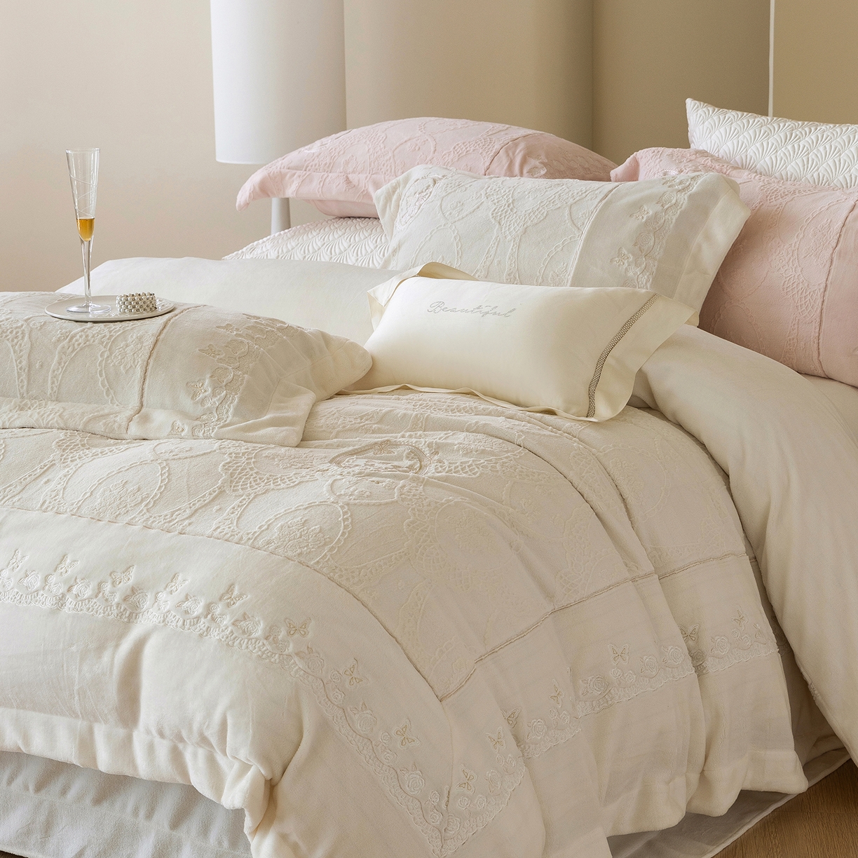 91家纺网 家纺一手货源 找家纺 佳汐蓝家纺 2025新款双色拼接刺绣全消光牛奶绒四件套-翩然入梦 控价：券后不低于398 翩然入梦-米白色