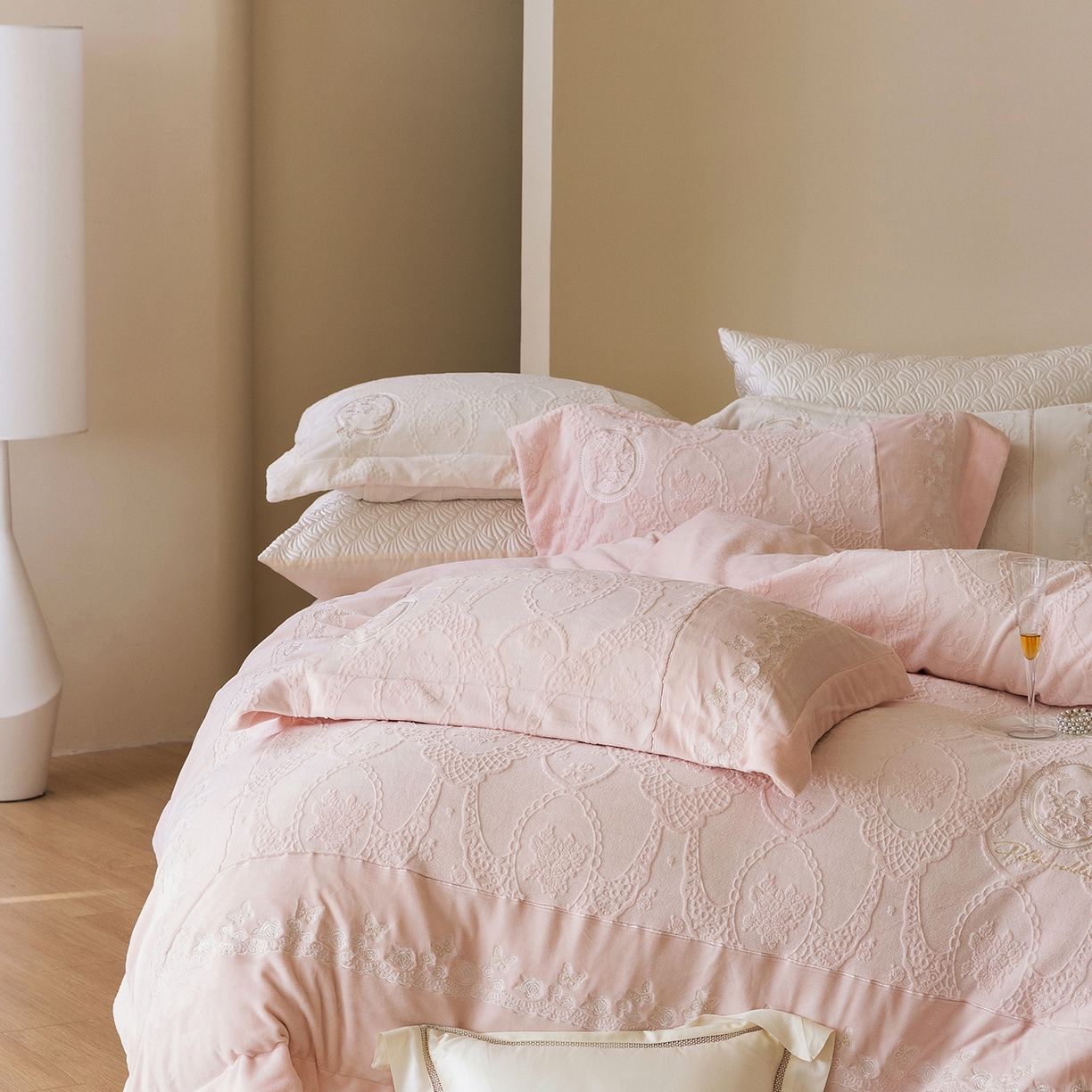 91家纺网 家纺一手货源 找家纺 （总）佳汐蓝家纺 2025新款双色拼接刺绣全消光牛奶绒四件套-翩然入梦 控价：券后不低于398