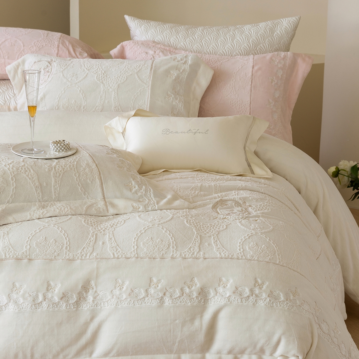 91家纺网 家纺一手货源 找家纺 佳汐蓝家纺 2025新款双色拼接刺绣全消光牛奶绒四件套-翩然入梦 控价：券后不低于398 翩然入梦-米白色