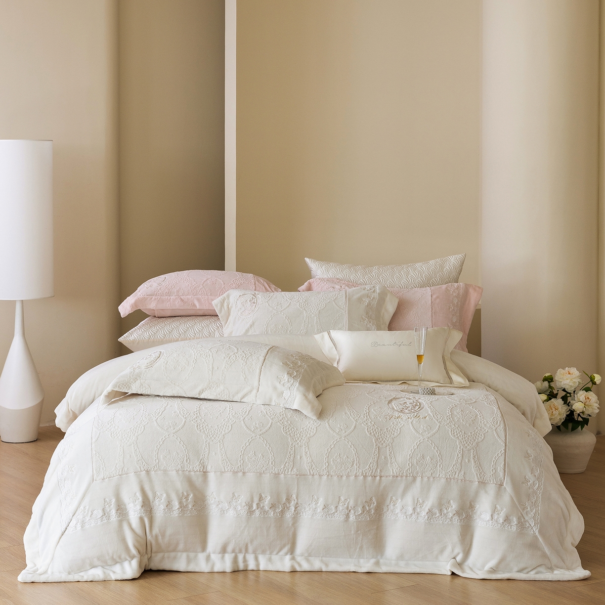 佳汐蓝家纺 2025新款双色拼接刺绣全消光牛奶绒四件套-翩然入梦 控价：券后不低于398 翩然入梦-米白色