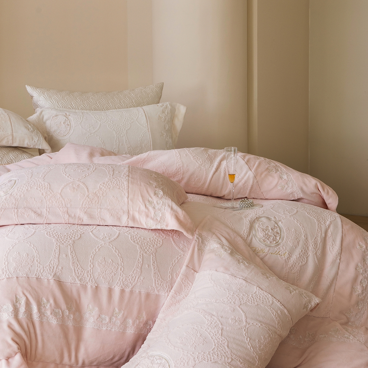 91家纺网 家纺一手货源 找家纺 佳汐蓝家纺 2025新款双色拼接刺绣全消光牛奶绒四件套-翩然入梦 控价：券后不低于398 翩然入梦-粉色