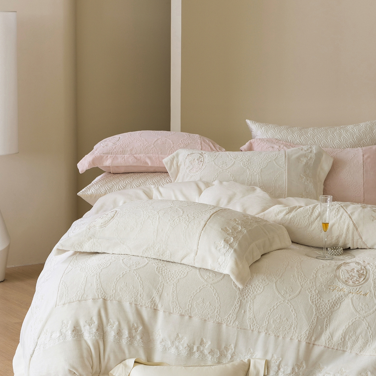 91家纺网 家纺一手货源 找家纺 佳汐蓝家纺 2025新款双色拼接刺绣全消光牛奶绒四件套-翩然入梦 控价：券后不低于398 翩然入梦-米白色